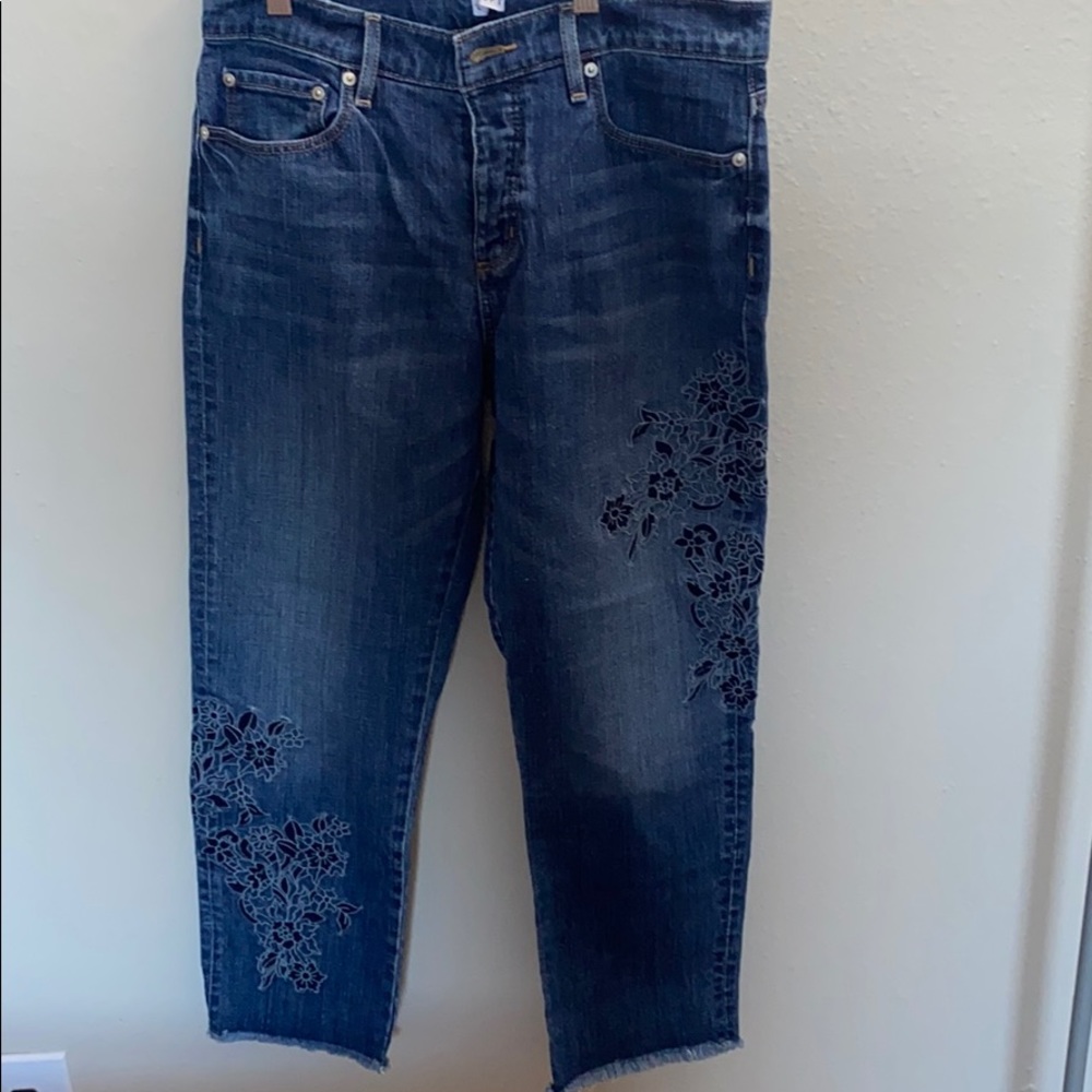 Loft boyfriend embroidered ankle jeans in Size 6
